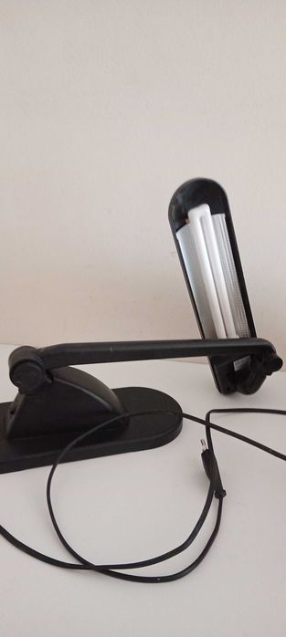 Candeeiro de secretária preto, articulado, com lâmpada.
