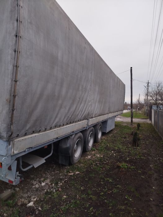 Напівпричіп бортовий тентований