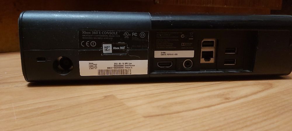 Xbox 360 E + 2 оригінальні геймпади + гра | Повний комплект