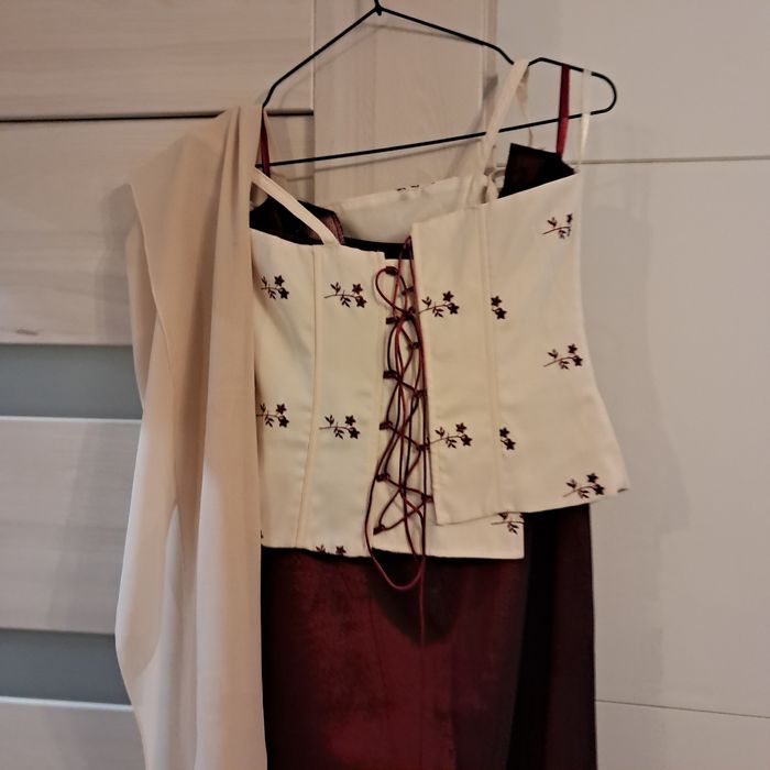 Elegancka sukienka z gorsetem i szalem 36
