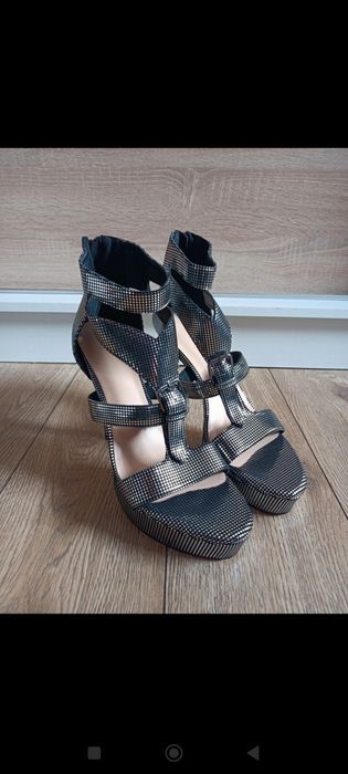 Srebrne sandały na szpilce