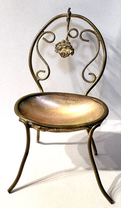 Antigo suporte de relógio de bolso francés “cadeira” em madrepérola com armação em metal dourado