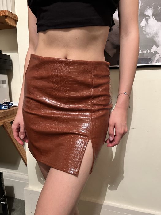 Міні спідниця зі зміїним принтом в мідному кольорі