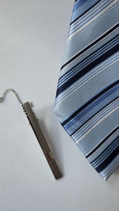 Klasyczna elegancja w nowoczesnym wydaniu - krawat w paski ze spinką