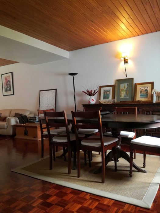 Há mesas que se compram. Esta escolhe a família que continuará a sua história.  Mesa madeira em mogno, extensivel, e 6 cadeiras assento palhinha