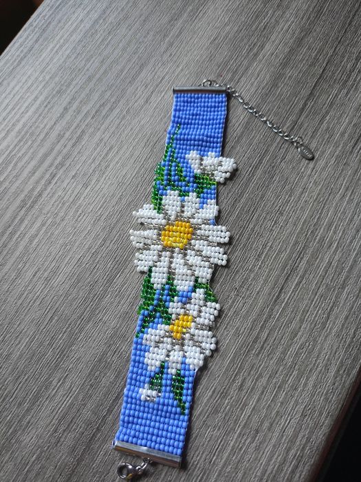 Браслет из бисера голубой, с ромашкой