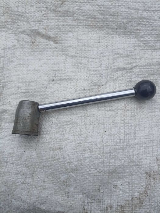 Різцетримач на ТВ-3,4,6,7, ТВШ, ТВ-16, болти, ключі.