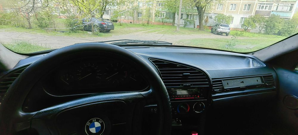 Автомобиль BMW на ходу