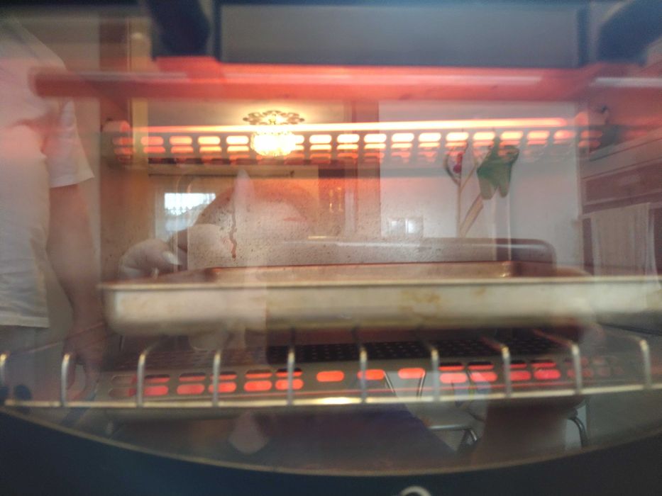 Piekarnik elektryczny z funkcją grilla.