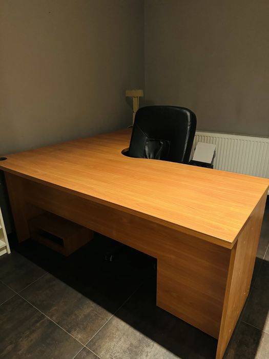 Duże biurko narożne z gablotką, lada, recepcja