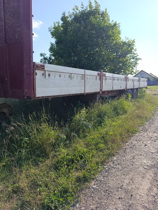 Полуприцеп на ходу.