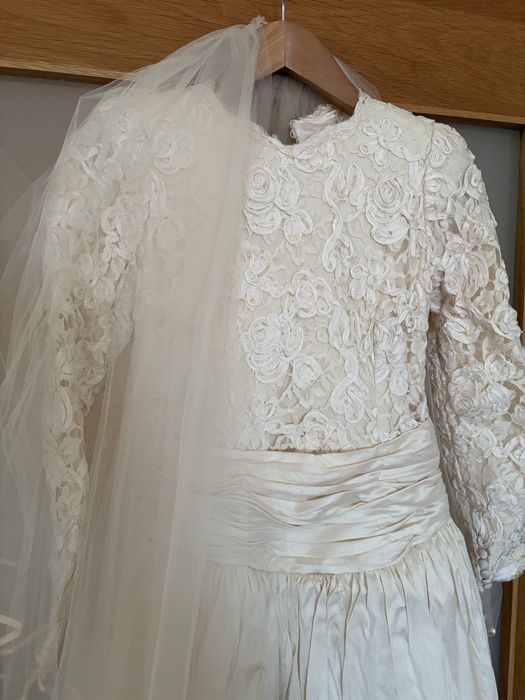 Vestido de noiva com cauda e veu curto