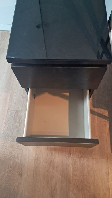 Vendo baú e mesa de cabeceira