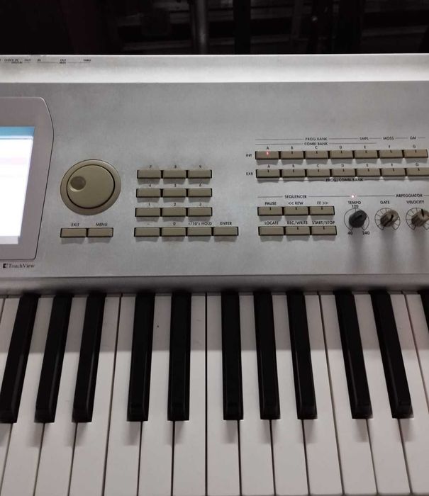 Sintetizador Korg Triton Studio com extras