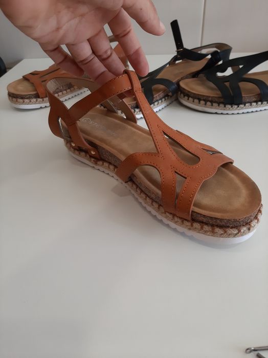 2 pares de sandálias