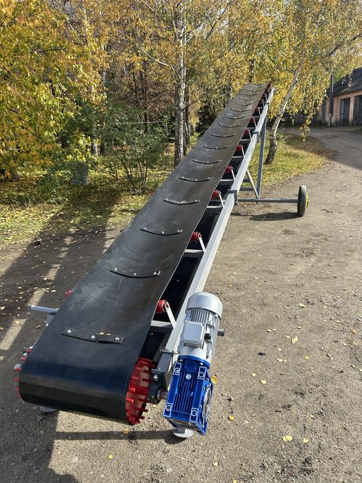 Пересувний стрічковий конвеєр для завантаження мішків у автотранспорт