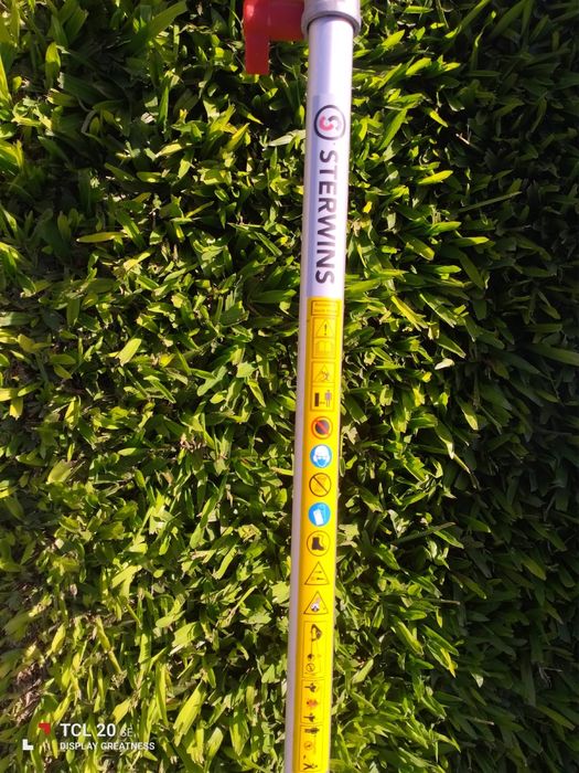 Máquina de fio de aparar os cantos da relva.