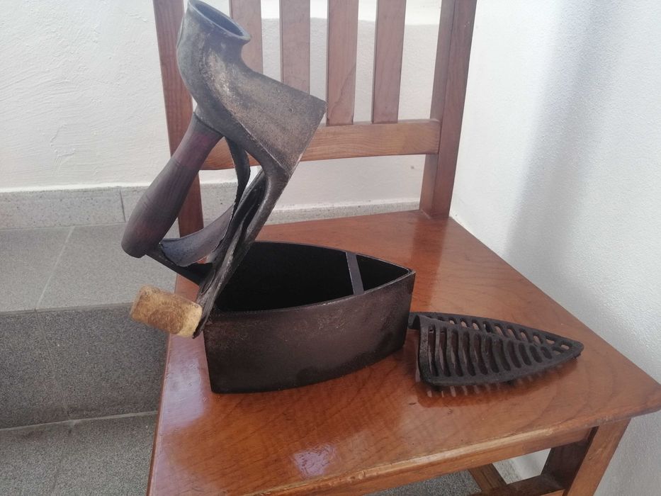 Ferro engomar antigo (a carvão) princípios do séc. XX
