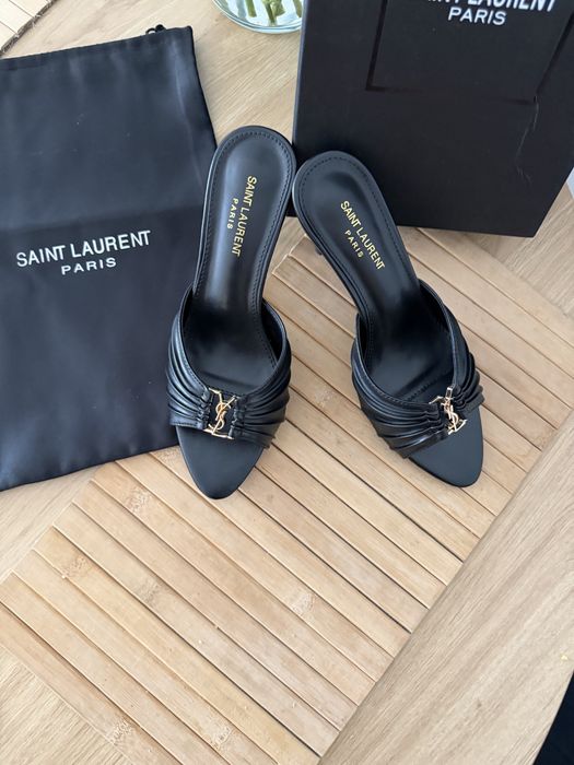 Szpilki YVES Saint Laurent Klapki Babylone Mules In Smooth Leather Sandały Mule