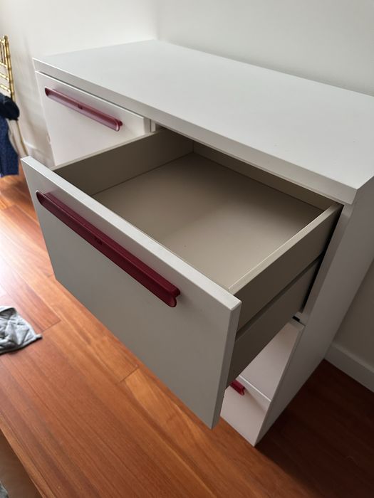 Comoda branca mais cubos azuis