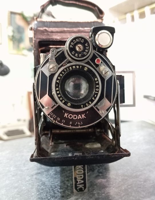máquina fotográfica antiga de fole, identificada como uma Kodak Six-20