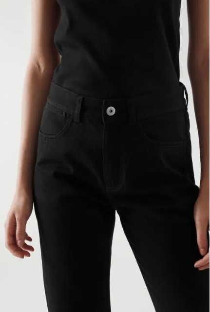 cos розкльошені джинси