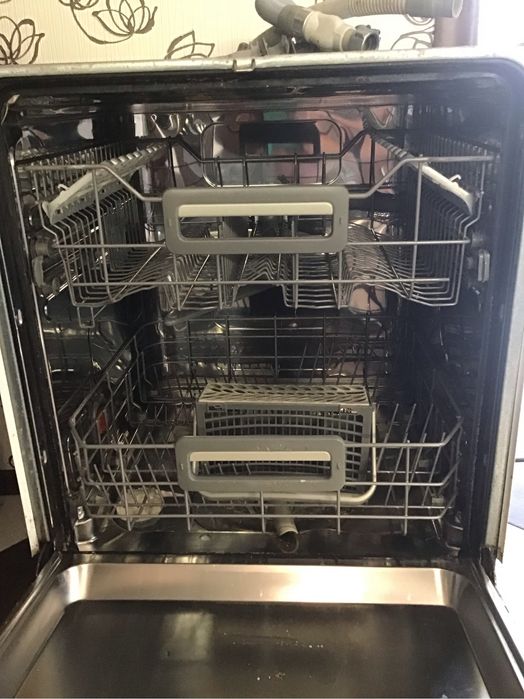 Продам вбудовану посудомийну машину Electrolux ESL66010