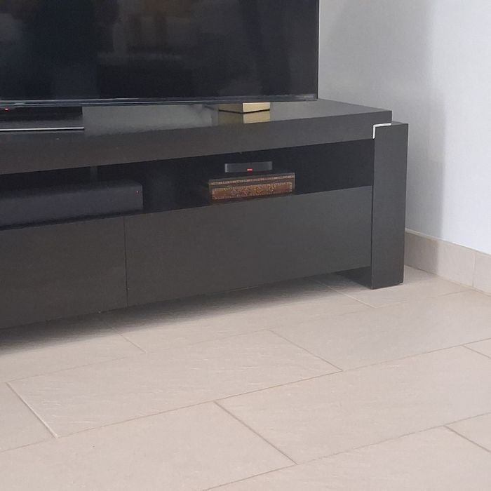 Móvel preto para TV