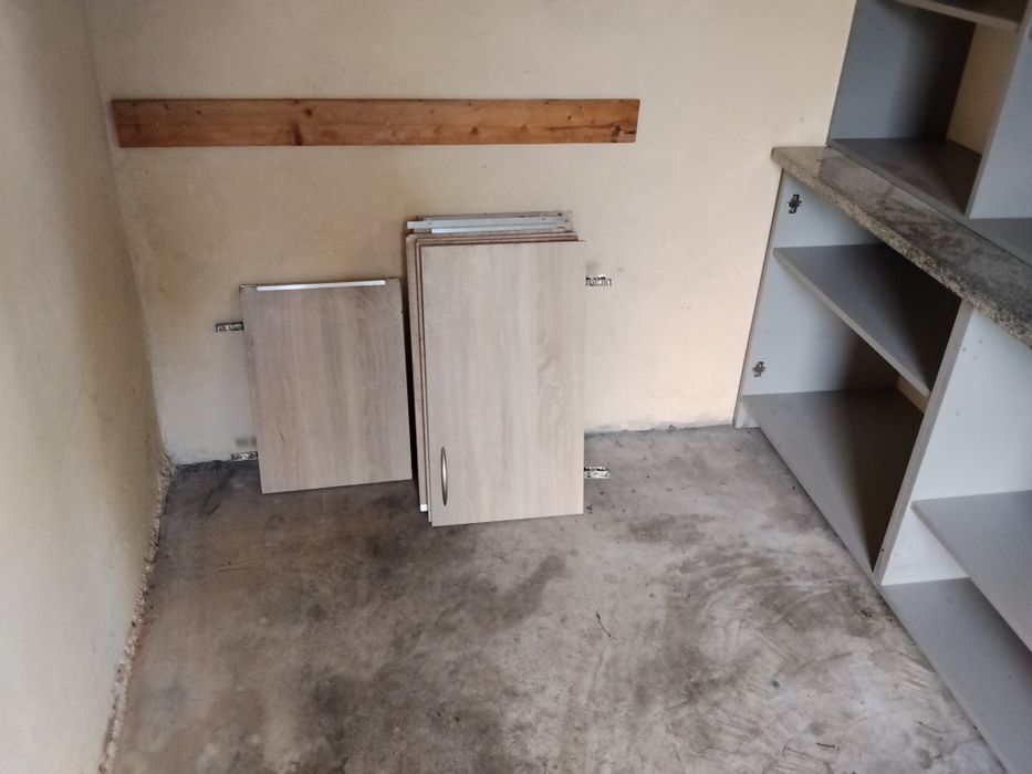 Szafki kuchenne z blatem granitowym