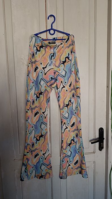 Яскраві кльош штані