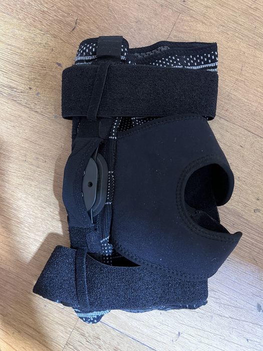 Joelheira McDavid Profissional com Dobradiças – Suporte Ligamentar