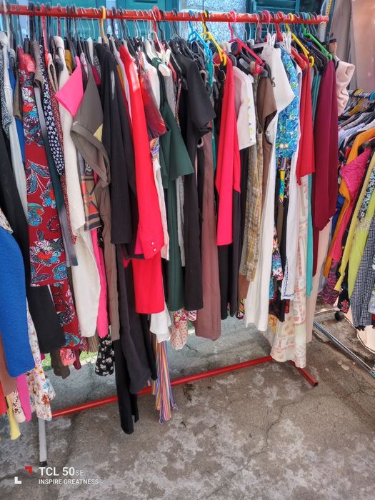 Vendo lotes de roupa semi nova 50 peças 30€