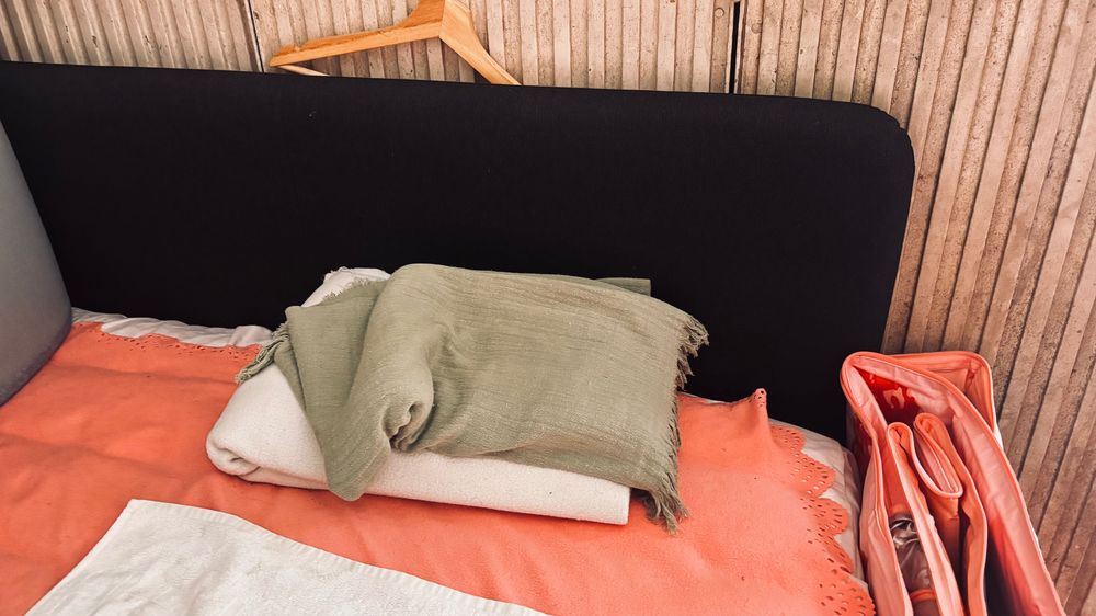 Cama，Vende-se cama IKEA, com medidas de 140 × 200 cm, em excelente estado de conservação, praticamente nova (95% nova).