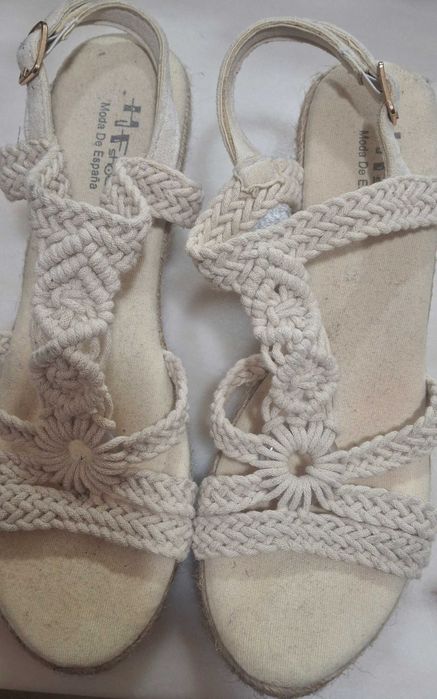 3 pares de sandálias muito bonitas