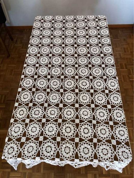 Toalha de Mesa Grande em Croché Feita à Mão – Padrão Floral / Rosáceas