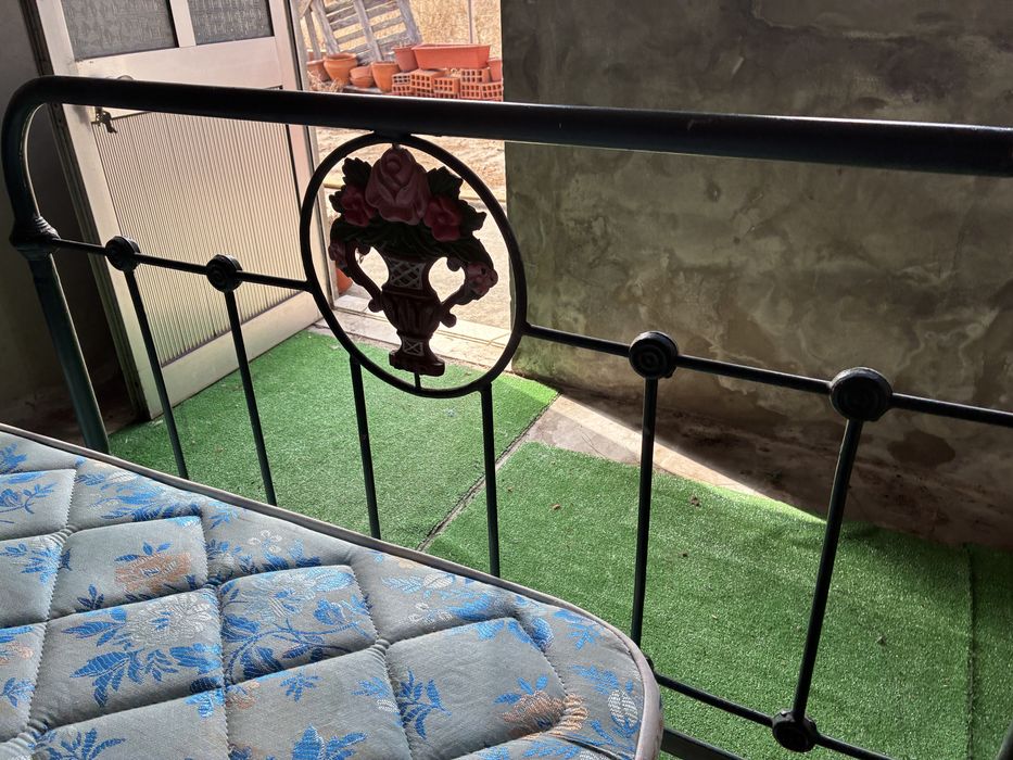 Cama de ferro antiga vintage