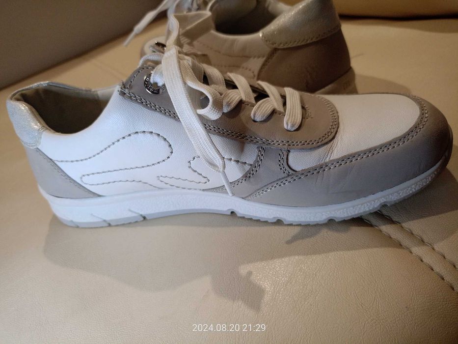 Buty z wkładką leczniczą.