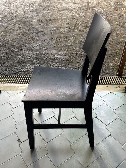 Cadeira preta minimal