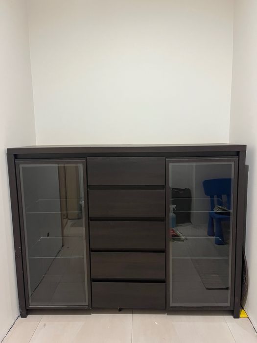 Komoda z szklanymi drzwiami nowoczesna