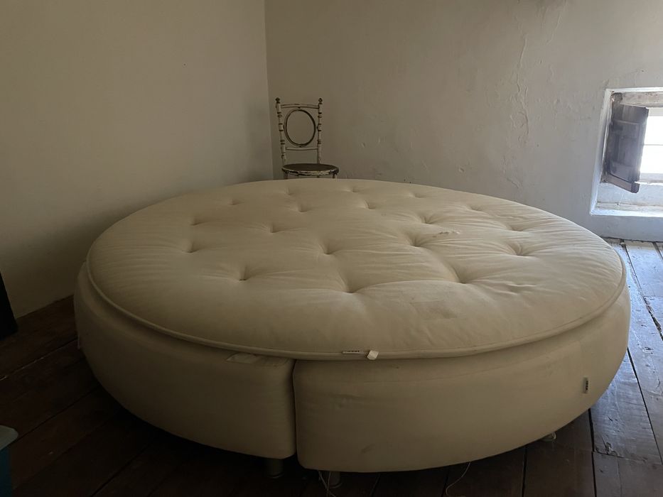 Cama redonda circunferência de 2 m de diâmetro, em muito bom estado