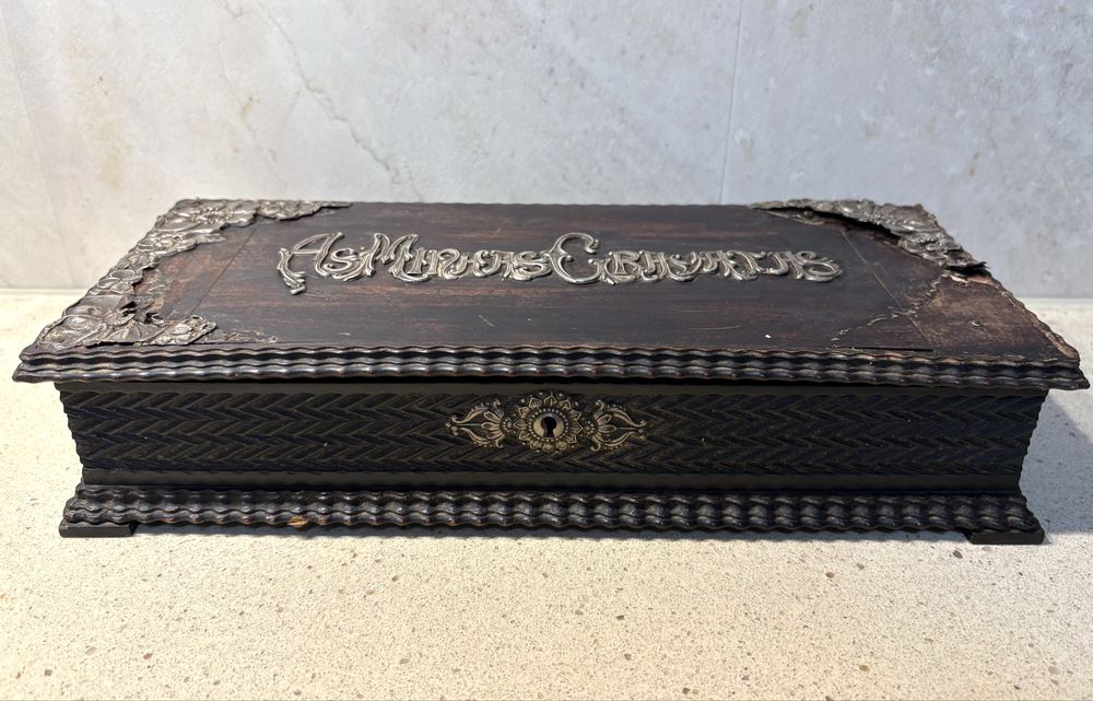 Para restauro: Antiga caixa “as minhas gravatas” em pau santo com aplicações em prata portuguesa contrastada
