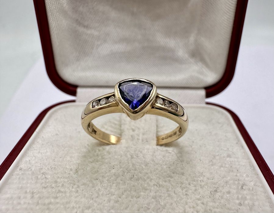 Złoty pierścionek z tanzanitem 0,45ct i diamentami