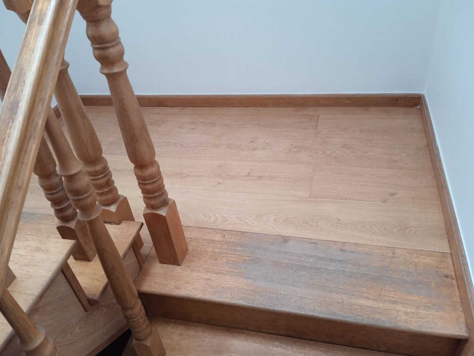 Schody drewniane dębowe z balustradą