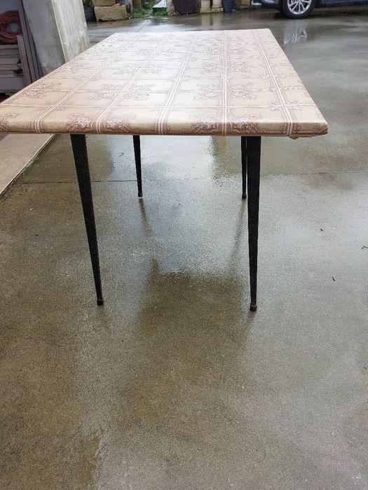 Table for six people64752393993859122