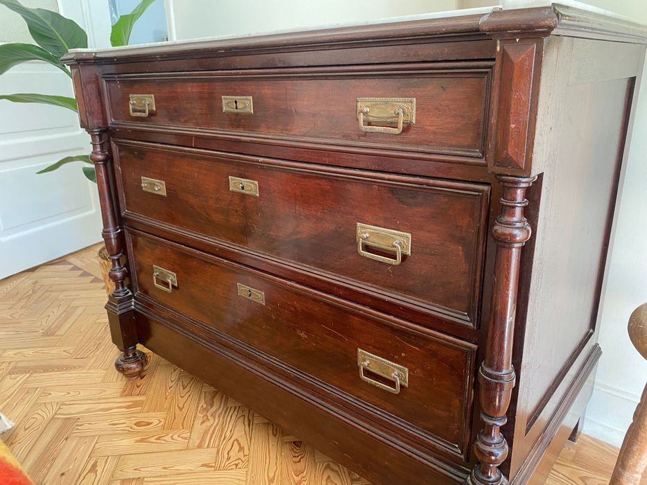 Cómoda de madeira maciça