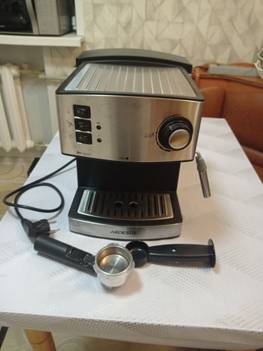 Продам рожкову кофеварку Ардесто