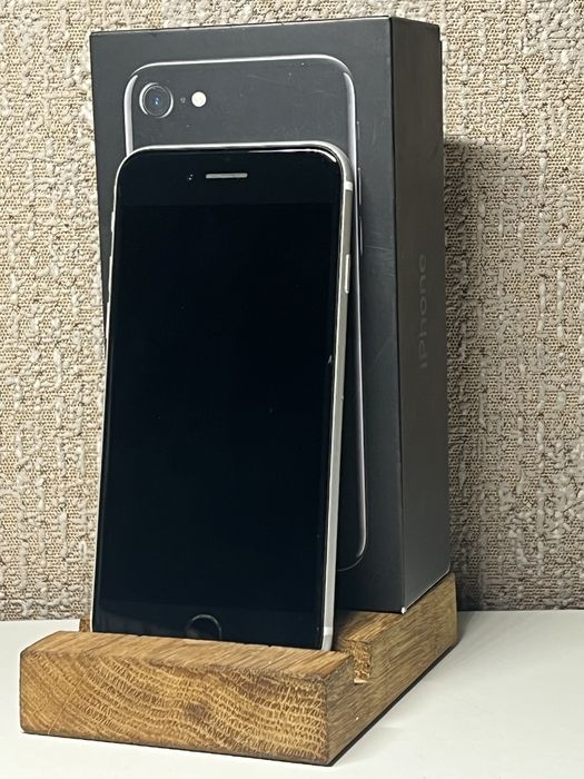 iPhone SE в ідеальному стані все гарно працює)
