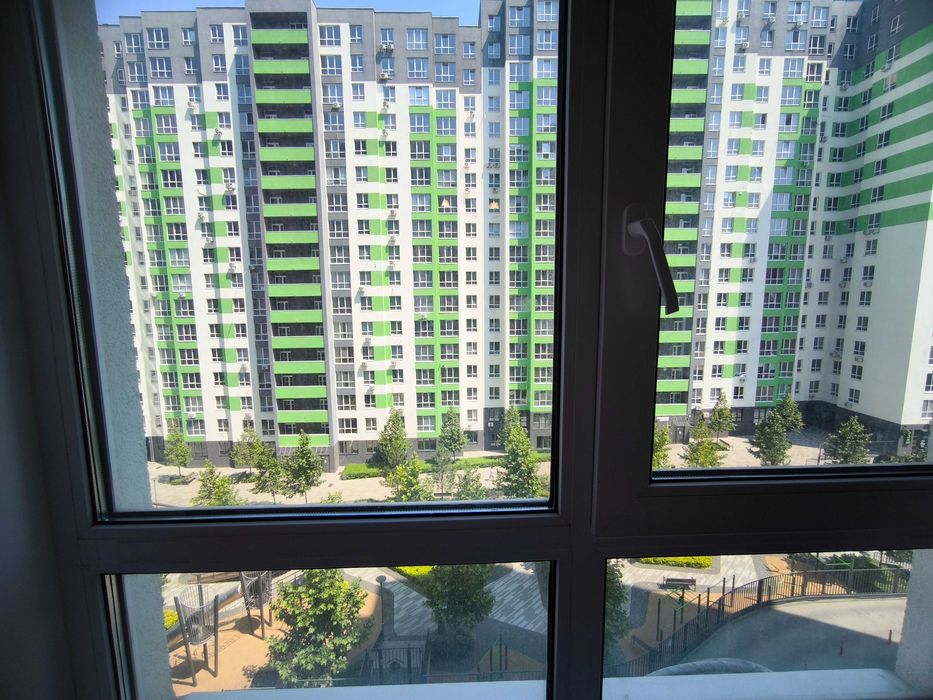 Здам простору 1К біля Центрального Парку. Диван на кухні. Гардероб