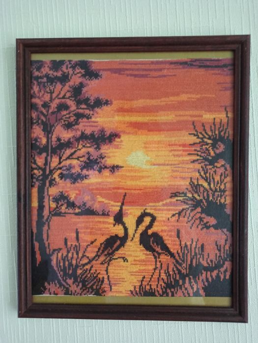 Картина вышивка аисты, журавли на фоне размер 26 на 31.3 см  заката