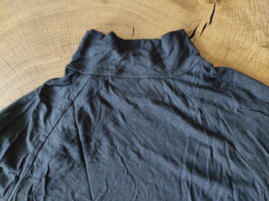 Czarny półgolf rozpinany pod szyją